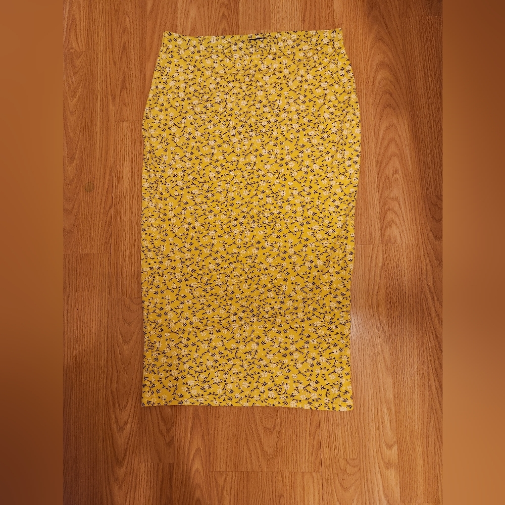 Pretty Little Thing Size 10 yllow floral pencil skirt